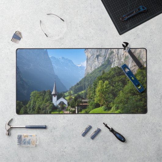 Kerk in Lauterbrunnen vallei, Zwitserland Bureaumat (Werkstation)