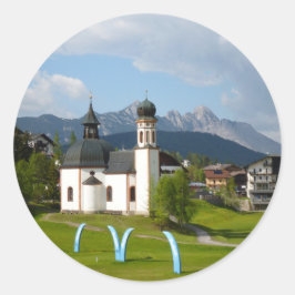 Kerk in Seefeld, Oostenrijk rond de sticker