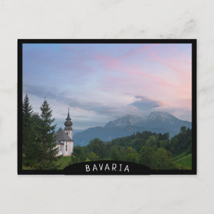 Kerk met Alpen-bergen bij zonsondergang Briefkaart