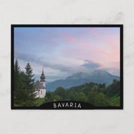 Kerk met Alpen-bergen bij zonsondergang Briefkaart