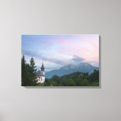 Kerk met Alpen-bergen bij zonsondergang Canvas Afdruk (Voorkant)