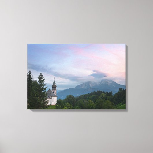 Kerk met Alpen-bergen bij zonsondergang Canvas Afdruk (Voorkant)