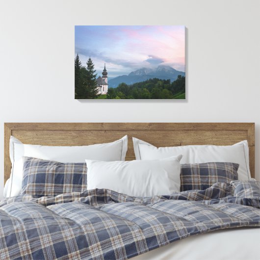Kerk met Alpen-bergen bij zonsondergang Canvas Afdruk (Insitu (Slaapkamer))