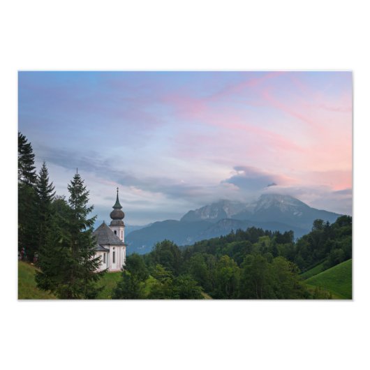 Kerk met Alpen-bergen bij zonsondergang Foto Afdruk (Voorkant)
