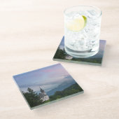 Kerk met Alpen-bergen bij zonsondergang Glazen Onderzetter (Schuin)