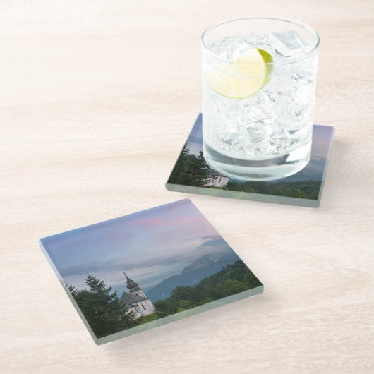 Kerk met Alpen-bergen bij zonsondergang Glazen Onderzetter (Schuin)