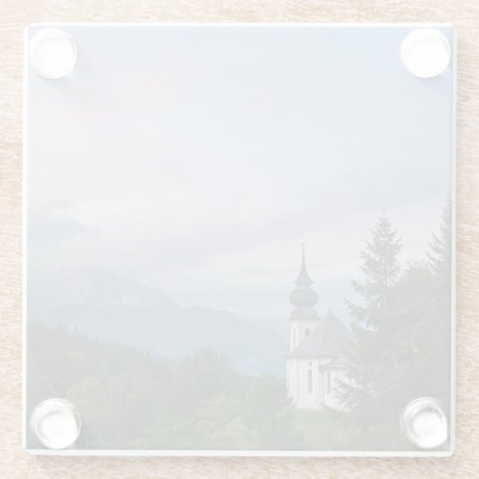 Kerk met Alpen-bergen bij zonsondergang Glazen Onderzetter (Achterkant)