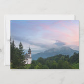 Kerk met Alpen-bergen bij zonsondergang Magnetische Uitnodiging (Voorkant)
