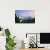 Kerk met Alpen-bergen bij zonsondergang Poster (Thuiskantoor)