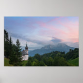 Kerk met Alpen-bergen bij zonsondergang Poster (Voorkant)