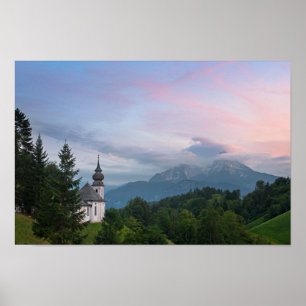 Kerk met Alpen-bergen bij zonsondergang Poster