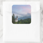 Kerk met Alpen-bergen bij zonsondergang Vierkante Sticker (Tas)