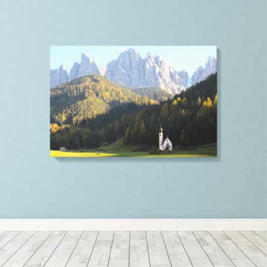 Kerk met Dolomieten achtergrond canvas print (Insitu (Houten vloer))