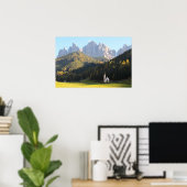 Kerk met Dolomieten bergachtergrond Poster (Thuiskantoor)