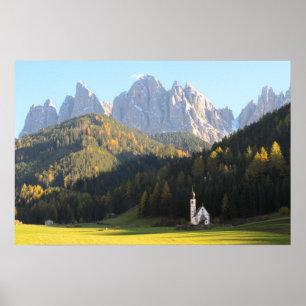 Kerk met Dolomieten bergachtergrond Poster
