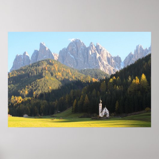 Kerk met Dolomieten bergachtergrond Poster (Voorkant)