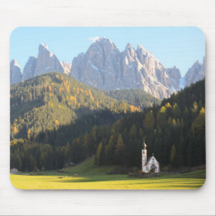 Kerk met Dolomites background mousepad Muismat