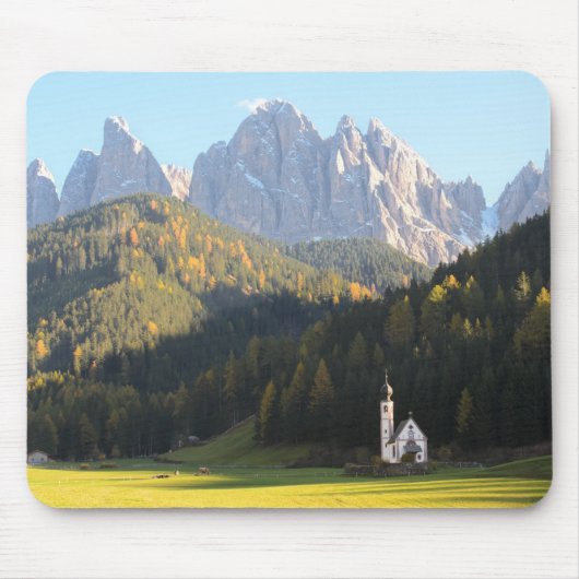 Kerk met Dolomites background mousepad Muismat (Voorkant)