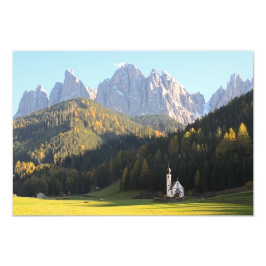 Kerk met foto van Dolomites-achtergrond Foto Afdruk (Voorkant)