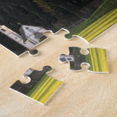 Kerk met puzzel voor de bergachtergrond van Dolomi (Zijkant)
