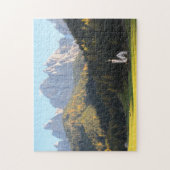 Kerk met puzzel voor de bergachtergrond van Dolomi (Verticaal)