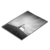 Kerk op een heuvel zwart-wit notitieboek (Linkerzijde)