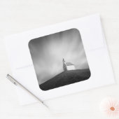 Kerk op een heuvel zwart-wit vierkante sticker (Envelop)