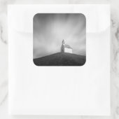 Kerk op een heuvel zwart-wit vierkante sticker (Tas)