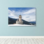 Kerk van St. Jakob in Villnöss canvas print (Insitu (Houten vloer))