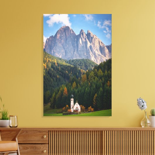 Kerk voor de Dolomietenbergen in Italië Canvas Afdruk (Insitu (Woonkamer))