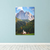 Kerk voor de Dolomietenbergen in Italië Canvas Afdruk (Insitu (Houten vloer))