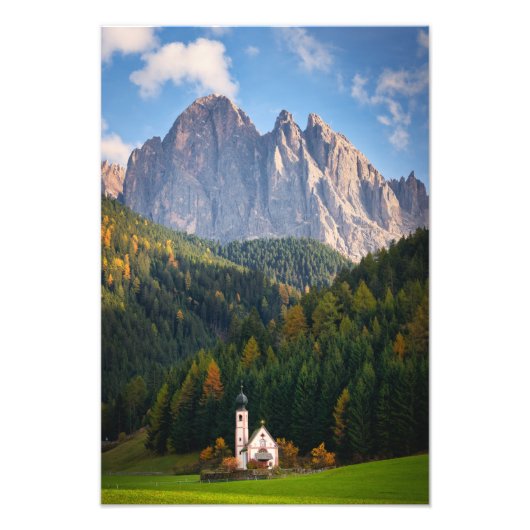 Kerk voor de Dolomietenbergen in Italië Foto Afdruk (Voorkant)
