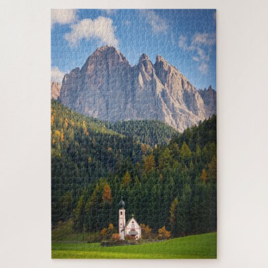 Kerk voor de Dolomietenbergen in Italië Legpuzzel (Verticaal)