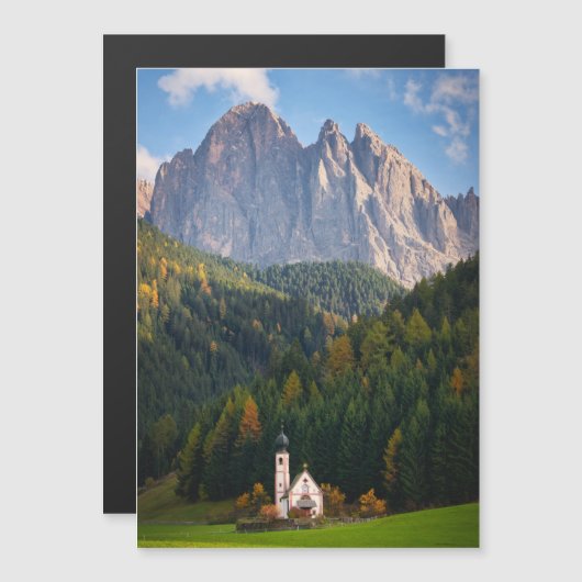 Kerk voor de Dolomietenbergen in Italië Magnetische Uitnodiging (Voorkant / Achterkant)
