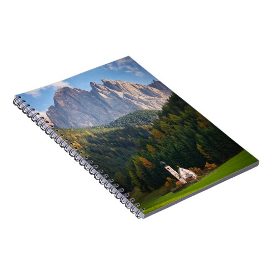 Kerk voor de Dolomietenbergen in Italië Notitieboek (Rechterzijde)