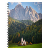 Kerk voor de Dolomietenbergen in Italië Notitieboek (Voorkant)