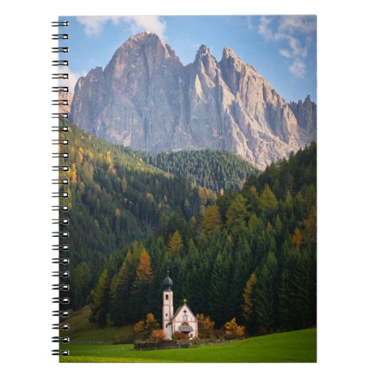 Kerk voor de Dolomietenbergen in Italië Notitieboek (Voorkant)