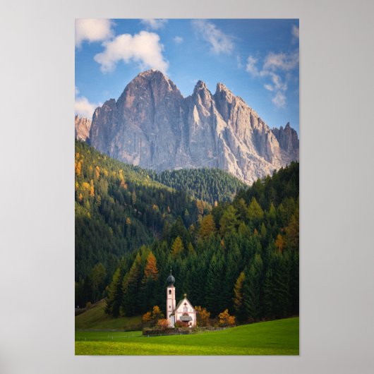 Kerk voor de Dolomietenbergen in Italië Poster (Voorkant)