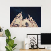 Kerkarchitectuur tegen donkere achtergrond poster (Thuiskantoor)