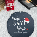 Kerkerthuis zoete kersthoed rond kussen<br><div class="desc">Casual typografie huiszoet home script met een klein rood hart en de kerstman die een feestelijke kerstvakantie rond kussen maken. Personaliseer het met uw familienaam en gevestigd jaar! Het kan een kerkdecor voor je thuis zijn tijdens de feestdagen of een mooi kerstcadeau voor nieuwigheden, huisverwarming, eerste huis, nieuw thuis of...</div>