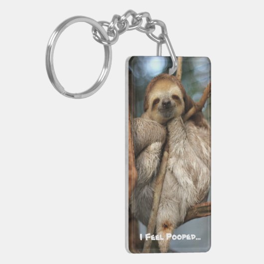 Kernketting met baby sloth die zich geprikt voelt. sleutelhanger (Voorkant Links)