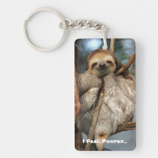 Kernketting met baby sloth die zich geprikt voelt. sleutelhanger (Voorkant)
