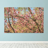 Kersboom staat klaar om te bloeien in lentetuin canvas afdruk (Insitu (Houten vloer))