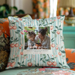 Kersen bovenop | Moederdag-foto Kussen<br><div class="desc">Vier mama in stijl met het Cherry On Top Moederdag Photo-Sierkussen - een oprechte, aanpasbare herinnering die ze voor altijd zal koesteren. Met een charmante kersen-patterende achtergrond met zachte pasteltinten, dit kussen prachtig lijsten uw favoriete familiefoto, het toevoegen van een persoonlijke touch aan uw geschenk. De elegante tekst luidt: "Mama,...</div>