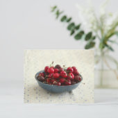 Kersen in een blauwe kom briefkaart (Staand voorkant)