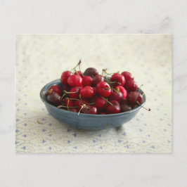 Kersen in een blauwe kom briefkaart