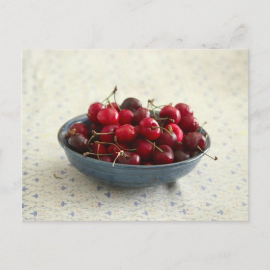 Kersen in een blauwe kom briefkaart (Voorkant)