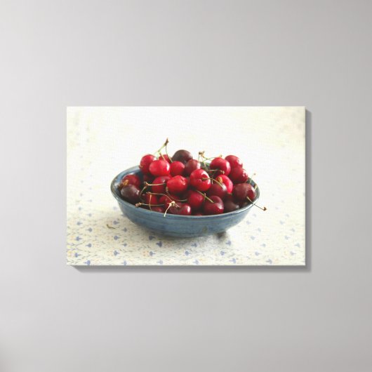 Kersen in een blauwe kom canvas afdruk (Voorkant)