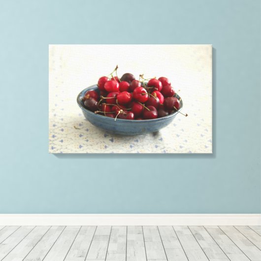 Kersen in een blauwe kom canvas afdruk (Insitu (Houten vloer))