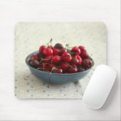 Kersen in een blauwe kom muismat (Met muis)